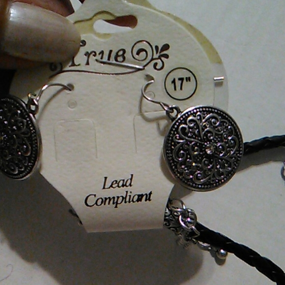 Nwt Black and Silver Necklace set - Picture 5 of 7